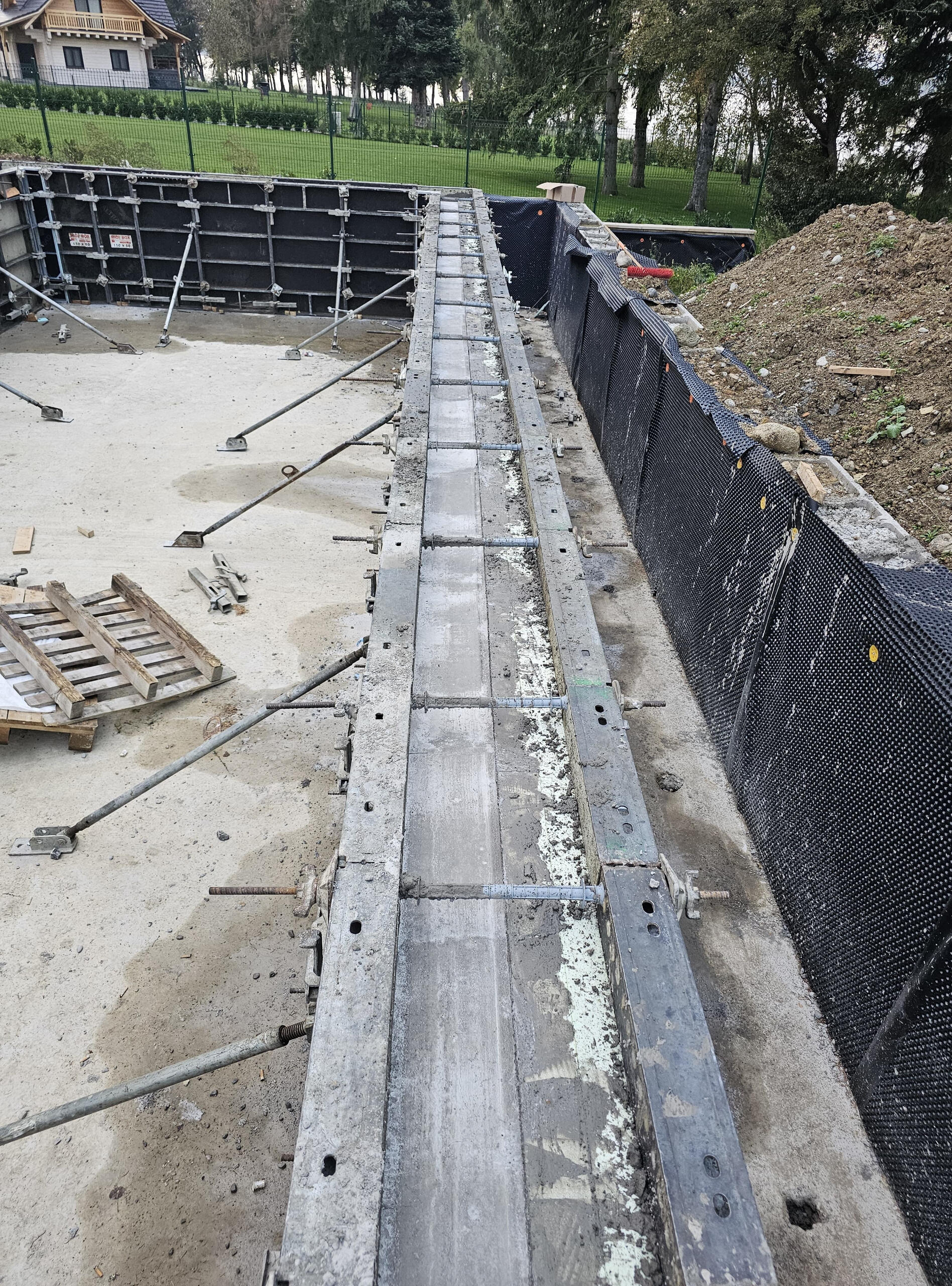 Základová doska Kber s.r.o. Postavíme základové dosky, prípojky, výstavba spevnených plôch, príjazdové cesty, oporné múry, terénne práce