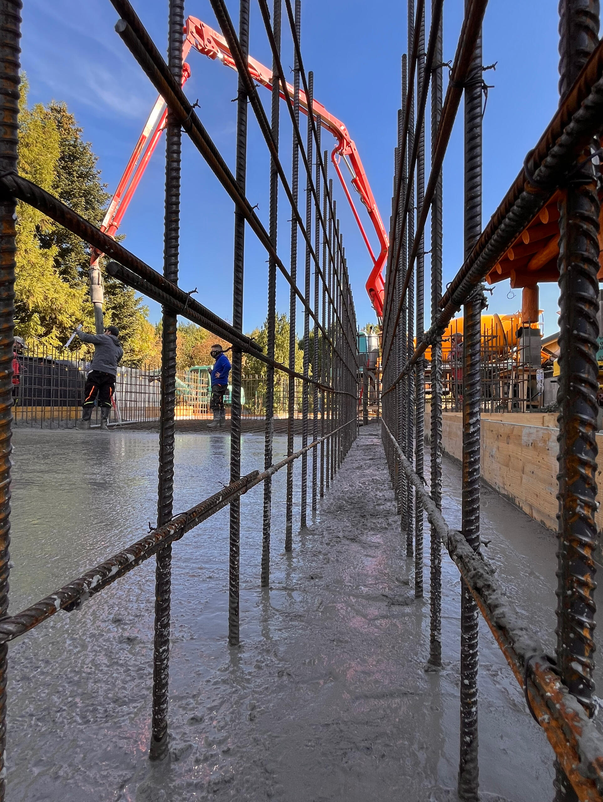 Betónové stavby základová doska, betónová doska, stavebné základy, kvalitné stavby Liptov, betónové stavby, železobetónové konštrukcie, betónové práce, stavebná firma Liptov, terénne úpravy, výkopové práce, príprava pozemku, stavebné úpravy Liptov, stavebné projekty, real